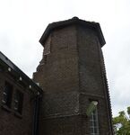 Smalle hoge ramen laten toch genoeg licht door.
<br/>
Richard Keijzer, 2014-08-28